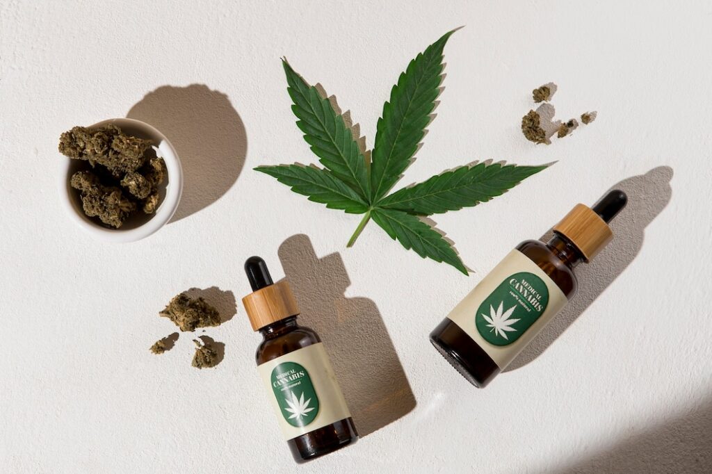 Une feuille de cannabis, des fioles d'huile de cannabis médical 