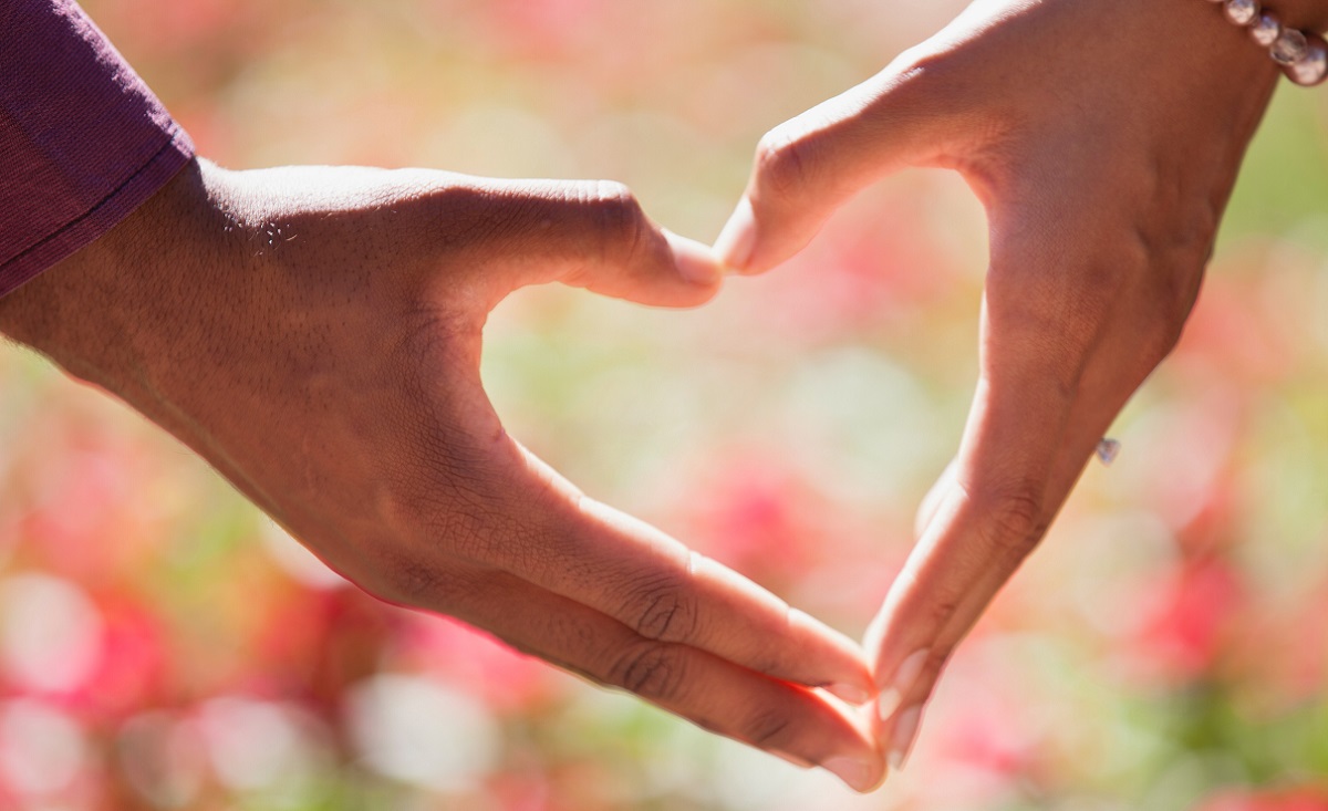 Mains de couple formant un coeur