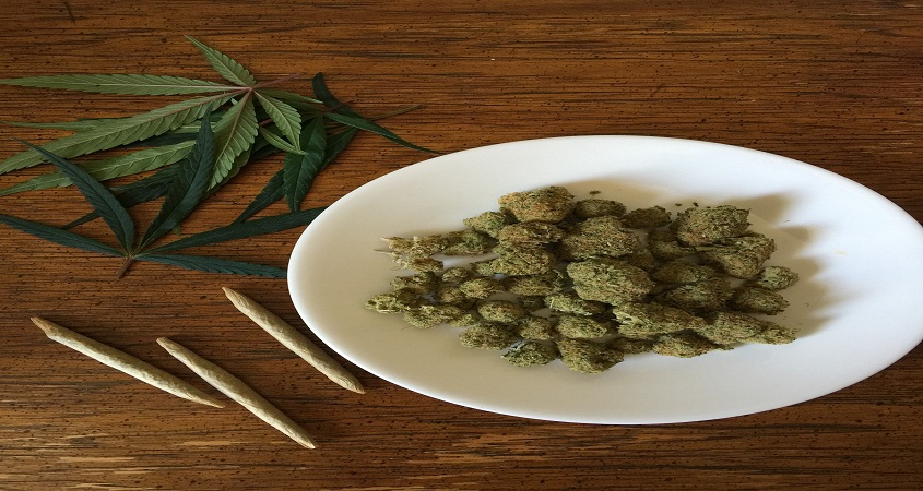 Feuilles de marijuana, 3 joints, fleurs de cannabis - Cannabig Info