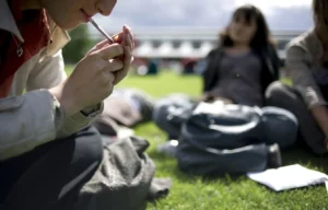 intelligence: étudiant fumant du cannabis