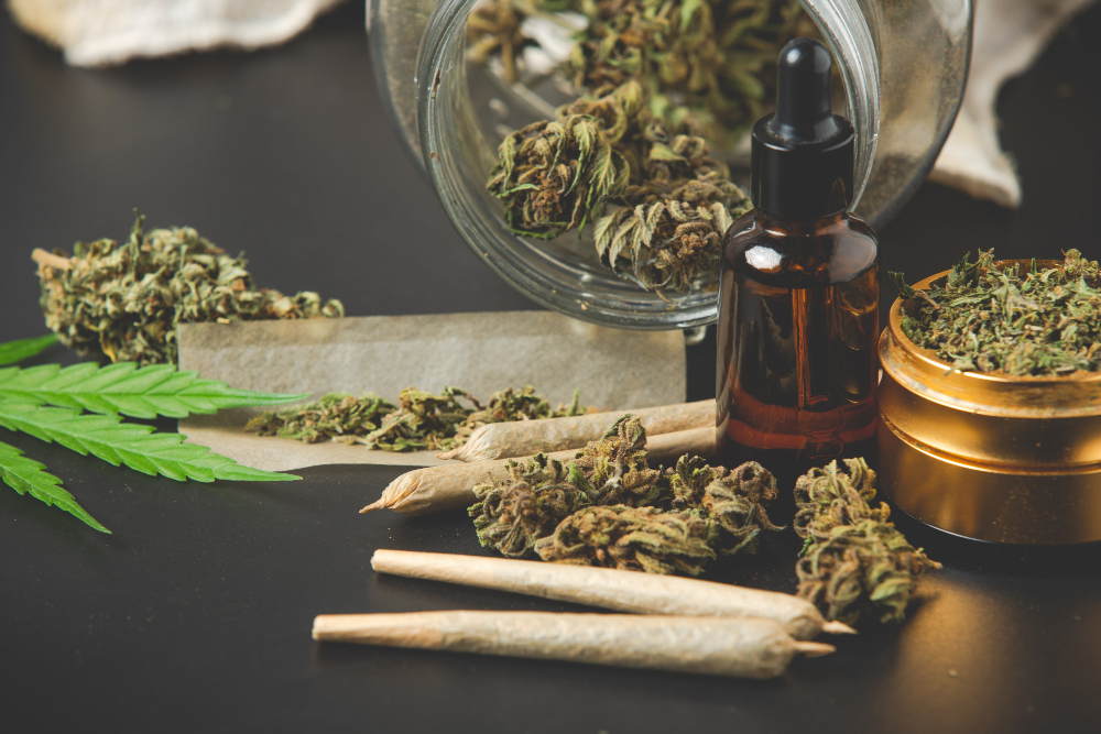 joints, huile, feuille et fleurs séchées de cannabis
