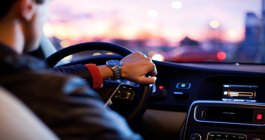 Homme Conduisant Une Voiture